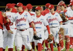 Jugadores de Diablos se saludan tras un partido