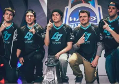 Todos los miembros CLG posan con el trofeo de Halo