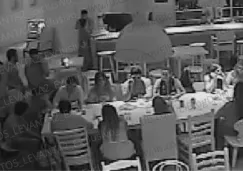 Una reunión se llevaba a cabo en el restaurante 