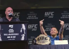 Conor McGregor insulta con un gesto a su contrincante Nate Díaz