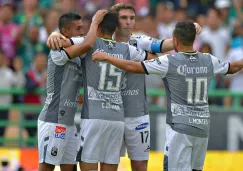 Jugadores de León celebran gol frente a Gallos