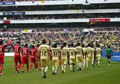 Plantilla de Chivas y América en la cancha del Estadio Azteca