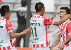 Jugadores de Necaxa festejan el primer gol del equipo