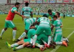 Jugadores de Santos celebran el gol del triunfo en el TSM