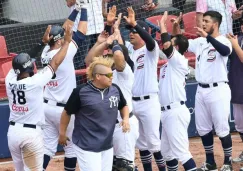 Jugadores de Sultanes de Monterrey festejan la victoria sobre los Toros de Tijuana