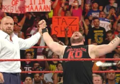 Kevin Owens festeja con Triple H el triunfo