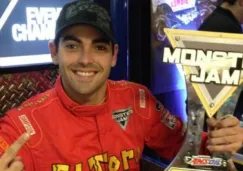 Mark List con un trofeo del Monster Jam