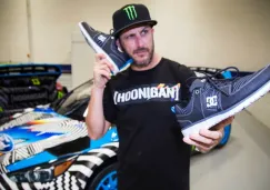 Ken Block posa con unos tenis