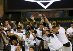 Jugadores de Pericos festejan tras el triunfo