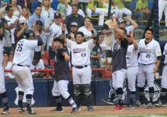 Jugadores de Sultanes festejan una anotación