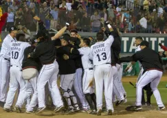 Jugadores de Tijuana celebran la victoria en home