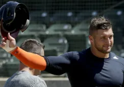 Tim Tebow durante una práctica frente a caza talentos de MLB