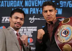 Jessie Vargas sostiene su cinturón de campeón junto a Manny Pacquiao