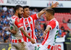 Luis Gallegos y Edson Puch en festejo de gol en Liga MX