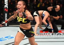 Cyborg corre para festejar una victoria en UFC