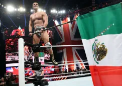 El Patrón Alberto, celebrando con la bandera de México