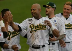 Los jugadores de Puebla celebrando una carrera durante el tercer juego de la Serie