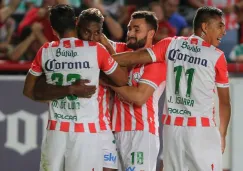 Jugadores de Necaxa celebran durante el encuentro