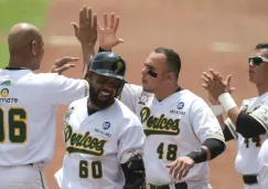 Jugadores de Pericos festejan después de ganar el partido