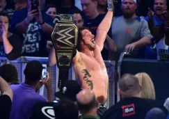 AJ Styles festeja con el cinturón de Campeón