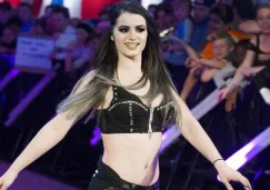 Paige ingresa al ring en un evento de WWE