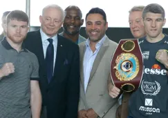 De La Hoya (centro derecha), durante la ceremonia de pesaje del Canelo y Smith