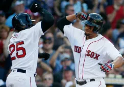 Bogaerts celebra con Bradley su home run