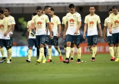 Jugadores de América caminan cabizbajos tras la derrota