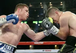 Canelo conecta un golpe a Liam Smith