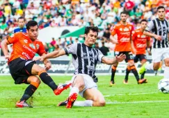 Chuletita saca un remate durante el partido frente a Necaxa