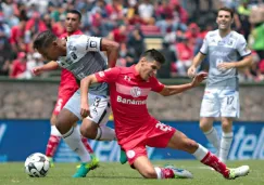 Mejia y Barrientos, disputan un balón en el duelo Toluca vs León del A2016