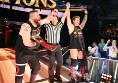 Kevin Owens (izq) festeja su triunfo en Clash of Champions