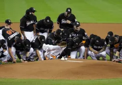 Jugadores de Miami Marlins se arrodillan en memoria de José Fernández