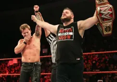 Jericho y Owens festejan después de su lucha en Raw