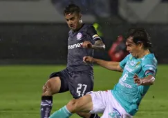 Rodrigo Gómez y Juan González pelean un balón