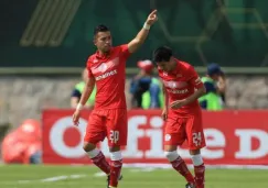 Fernando Uribe en festejo de gol levanta la mano al cielo