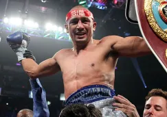 Orlando Salido presume su cinturón al término de una pelea