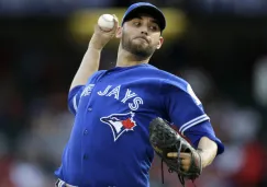 Marco Estrada realiza un lanzamiento contra Rangers