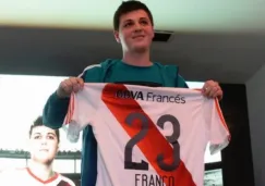 Franco presentando su playera del River Plate