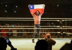 Seth Rollins sostiene la bandera de Chile