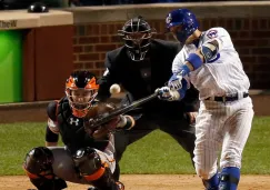 Javier Báez conectando el batazo de home run para