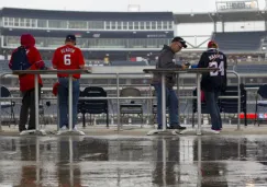 Aficionados bajo la lluvia en el Nationals Park