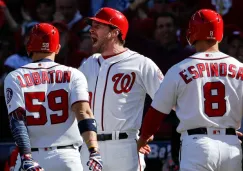 Los jugadores de los Nacionales celebran el home run de Lobatón