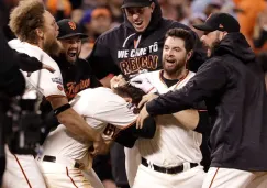 Joe Panik es felicitado por sus compañeros