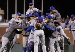 Jugadores de los Cachorros festejan tras el triunfo