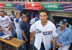 Checo Pérez saliendo del dugout para lanzar la primera bola