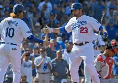 El mexicano Adrián González celebra con Justin Turner una carrera