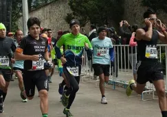 Varios competidores salen de la meta en una carrera en el Desierto de los Leones