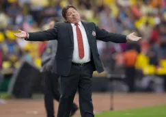 Miguel Herrera durante el partido contra América