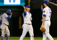 Jugadores de Cachorros celebran en Wrigley Field